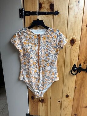 Floral Short-Sleeve Zip Front One-Piece Swimsuit - Yellow & Gray Floral
